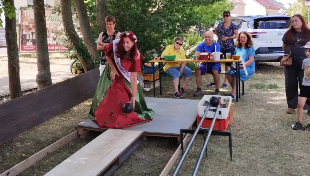Outdoor-Kegeln beim Baumblütenfest